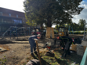 Schon vor Beginn der Ferien begannen die Arbeiten auf dem Schulhof der Diesterweg-Grundschule. 