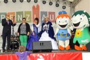 Eröffnung des Stadtfestes auf der Bühne mit Schwanenkönigin, Fine und Nemo, Fr. Buse und Hr. Wöller-Beetz