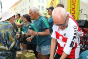 Velofahrer aus Uster verteilen Usterbräu an die Prenzlauer 