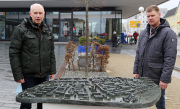 Dr. Eckhard Blohm und Metallbaumeister Carsten Weigt am Stadtmodell. Schnell hatte das Prenzlauer Handwerksunternehmen geholfen und den Schaden behoben. 
