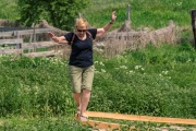 Tanja auf dem Schwebebalken im Barfußpark