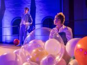 Szene aus der Musiktheaterproduktion Schauspieler hinter Seifenblasen