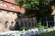 Friedgarten mit Bestuhlung für Trauung, Blick seitlich in Richtung Nordkreuzgang