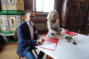 Stadtpräsidentin Barbara Thalmann und Bürgermeister Hendrik Sommer unterzeichneten den neuen Städtepartnerschaftsvertrag.