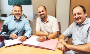 Bürgermeister Hendrik Sommer sowie Lars Ritter und Dirk Naujokat-Großpietsch unterzeichneten den Vertrag zur Essensversorgung. 
