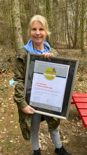 Silke Liebher, Leiterin Wirtschaftsförderung und Tourismus, präsentiert stolz die Urkunde. 