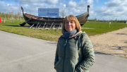 Frau Wiezorek vor dem Ruderboot am Sonnenkap