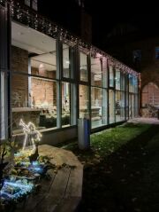 abendlicher Blick auf den Nordkreuzgang mit Lichterschmuck