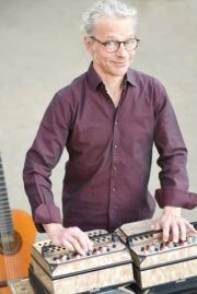 Oliver Jaeger stehend vor seinem Instrument, das vor ihm liegt