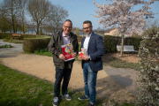 Hendrik Sommer (rechts) wünscht der LaGa Wittstock viel Glück. Er traf sich mit Geschäftsführer Christian Hernjokl auf dem ehemaligen Prenzlauer LaGa-Gelände. 